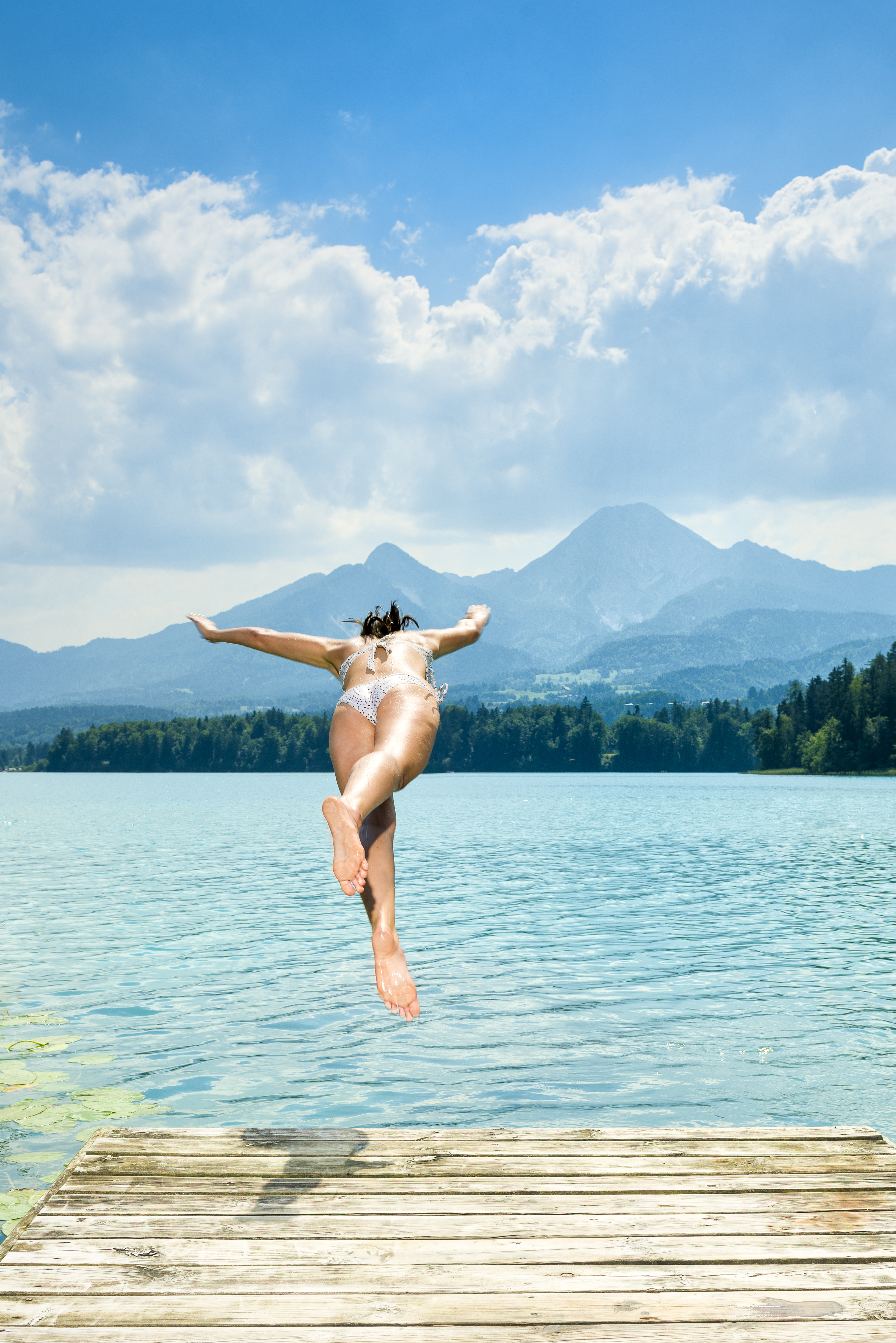 Sprung vom Steg in den Faaker See